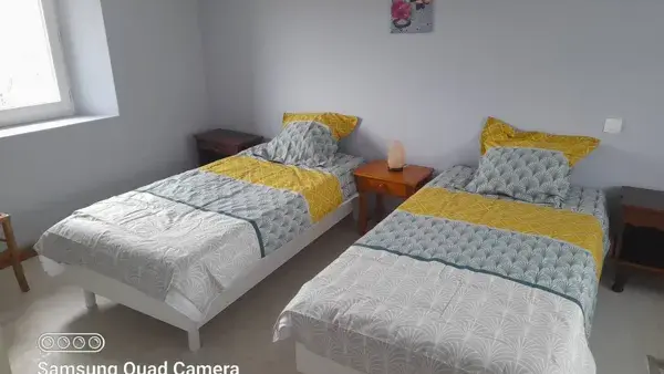 chambre 2 : 2 lits simples, draps fournis