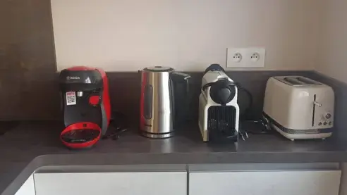 cuisine avec cafetières (nespresso et tassimo), bouilloire, grille pain.
lave-vaisselle, four, micro-ondes, plaque induction