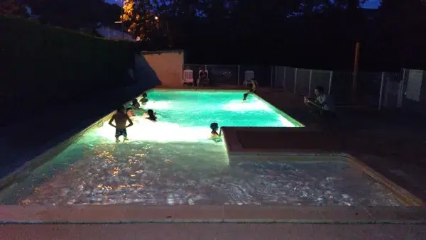 Piscine nocturne le mardi soir en haute saison