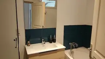 Salle de bain (Douche - Baignoire - Evier - Mirroir - Sèche-cheveux à disposition dans meuble - Gel douche et shampoing disponible)