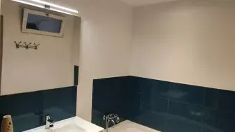 Salle de bain (Douche - Baignoire - Evier - Mirroir - Sèche-cheveux à disposition dans meuble - Gel douche et shampoing disponible)