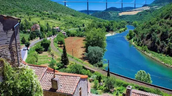 Vue sur le Viaduc de Millau depuis le village de Peyre (A seulement quelques minutes)