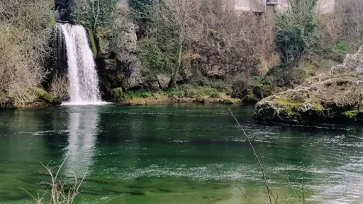 Vu depuis Millau sur Creissels (point de chute du ruisseau qui parcours tout le village depuis la cascade)