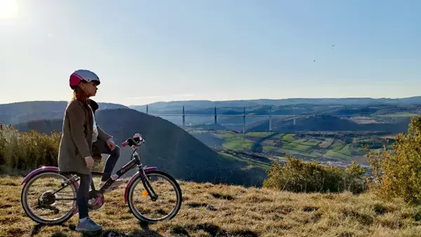 Vu sur le Viaduc de Millau pris depuis une balade au départ de Brunas (hauteur de Creissels et départ des parapentes)