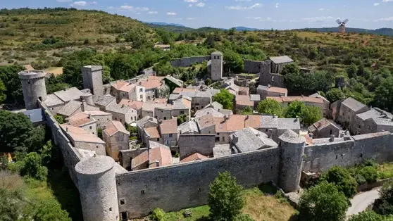 La Couvertoirade, village templier classé parmi les Plus Beaux Villages de France, vous serez séduit par ses remparts, ses ruelles pavées et son atmosphère médiévale unique. A 30min en voiture de l'appartement.