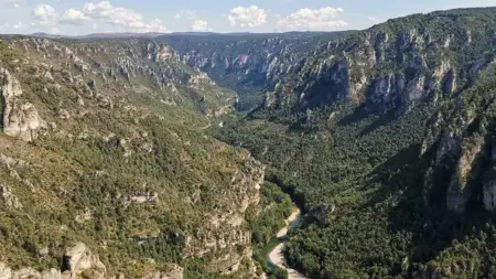 Vu du point sublime dans les gorges du Tarn
(Compter 45min-1h en voiture pour se rendre au départ de la randonnée - Celle-ci grimpe beaucoup, il faut être à l'aise mais en vaut le détour, retour en boucle en passant par un petit village troglodyte - Si vous souhaitez la faire, n'hésitez pas à me demander des infos, ça sera avec plaisir)