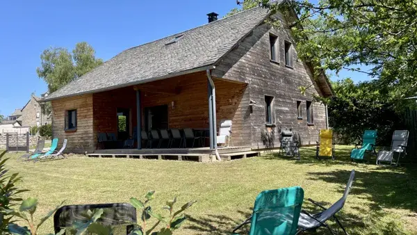 Un jardin entièrement clos dont vous pourrez pleinement profiter aux beaux jours. Vous y serez au calme et pourrez vous y amuser et vous y reposer, à l'ombre de la terrasse couverte et des arbres avoisinants, avec, côté droit de la maison, aucun vis à vis.