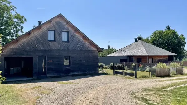 Voici les chalets et vous logerez dans le premier ! Jusqu’à 4 places de parking sont disponibles devant la maison.