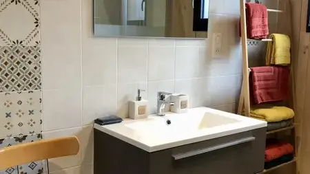 Salle de bain 1, avec grande douche, au rez-de-chaussée : Sèche-cheveux, draps de douche et serviettes de toilette pour chacun (fournis pour le nombre de voyageur annoncé).