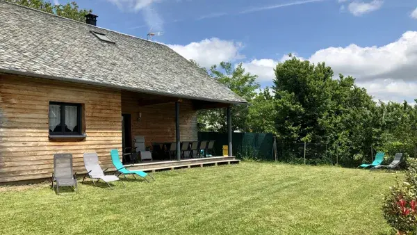 Jardin entièrement clos, dont vous pourrez profiter pleinement aux beaux jours ou à l'abri de la terrasse couverte...