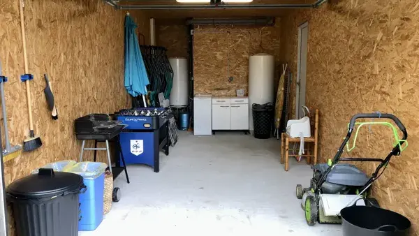 Balais, barbecue, babyfoot, parasol, 6 chaises longues et 6 transats sont à votre disposition dans le garage. Vos vélos (ou 1 à 2 motos éventuellement) pourront y être à l’abri. 
Vous y trouverez aussi : lave-linge, paniers à linge, lessive et adoucissant, fer à repasser, planche à repasser, étendoir à linge (un autre se trouve dans le jardin) et pinces à linge.