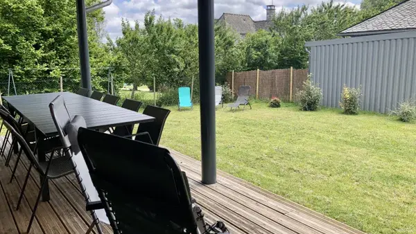 La terrasse couverte est vraiment une pièce supplémentaire aux beaux jours, accessible depuis la cuisine et le salon.