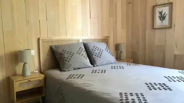 Chambre 1 : au rez-de-chaussée, avec literie très récente en 160/200, cintres, draps, espace de rangement pour les vêtements, oreiller et couverture supplémentaires.