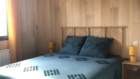 Chambre 2 : au rez-de-chaussée, avec literie très récente en 160/200, cintres, draps, espace de rangement pour les vêtements, oreiller et couverture supplémentaires.