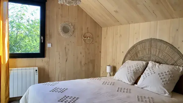 Chambre 3 : La chambre cocooning à l'étage, avec literie très récente en 160/200, cintres, draps, espace de rangement pour les vêtements, oreiller et couverture supplémentaires.
