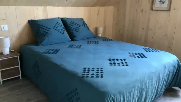 Chambre 4 : juste à côté, avec literie très récente en 160/200, cintres, draps, espace de rangement pour les vêtements, oreiller et couverture supplémentaires.