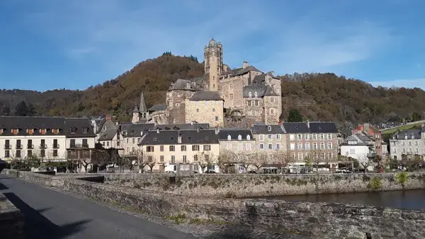 ESTAING: à 7 Km du gîte, l'un des plus beaux villages de France, avec son magnifique château