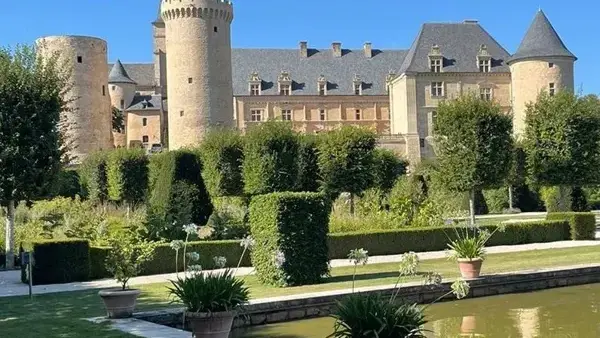 BOURNAZEL

Son magnifique château et son jardin  à la française, situés à 70 km du gîte