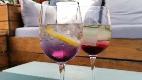 UN VERRE A L'EXTERIEUR