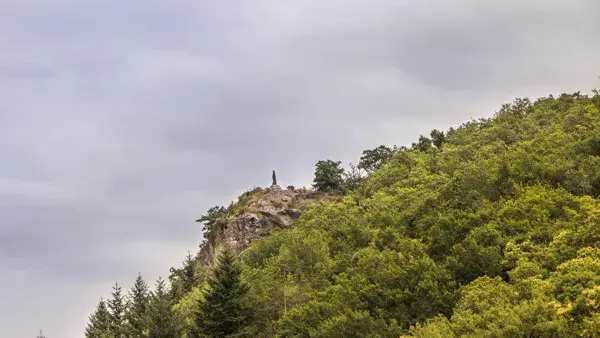 Sur les hauteurs d'Espalion la Vierge de Vermus domine la Vallée du Lot