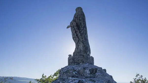 Sur les hauteurs d'Espalion la Vierge de Vermus domine la Vallée du Lot