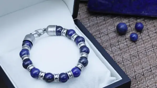 Bracelet en lapis lazuli naturel entretoise ciselé et fermoir acier chirurgical