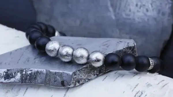 Bracelet homme en météorite de Gibeon et onyx noir naturel fermoir acier chirurgical