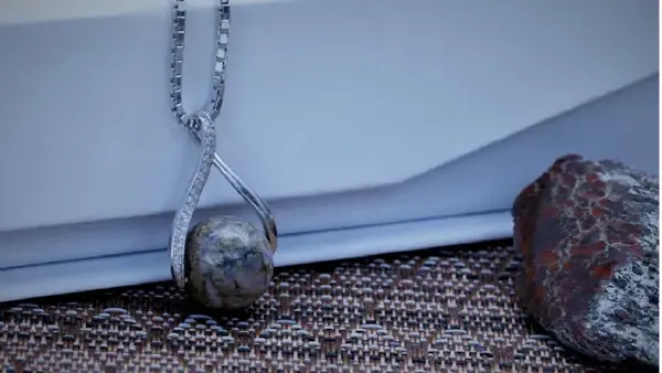 Pendentif en os fossile de dinosaure naturel et argent massif 925e
