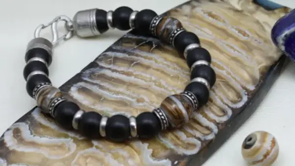 Bracelet molaire de mammouth fossile et onyx noir mat