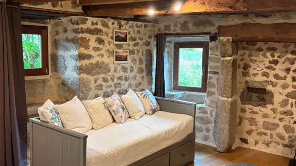 Couchage du salon de gîte Le Chant de Grillon