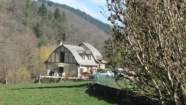 En arrivant sur la Route du Combayre, notre maison , située à 900 mètres des commerces du village d'Estaing