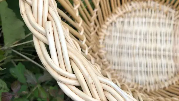 Vannerie ajourée, bordure natée, osier blanc
