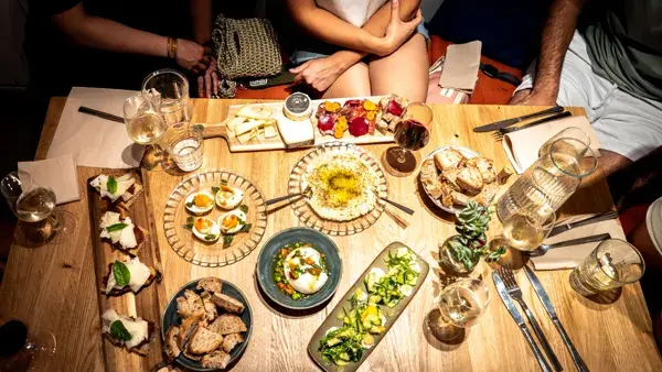 Une carte de tapas selon l'inspiration du marché, le jeudi et vendredi jusqu'à 22h00.