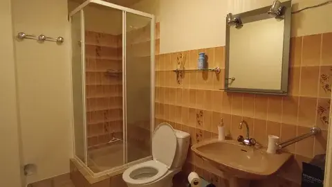 Salle de bain pratique avec douche, lavabo et rangements