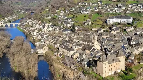 Le pont historique d’Entraygues reflété dans les eaux paisibles de la Truyère. Un cadre enchanteur, idéal pour flâner et profiter de la sérénité aveyronnaise.