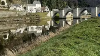 “Vue imprenable sur Entraygues-sur-Truyère, au cœur de la vallée du Lot et de la Truyère. Entre collines verdoyantes, ruelles médiévales et patrimoine unique, le décor parfait pour un séjour authentique en Aveyron.