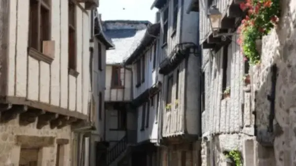 “Ruelle médiévale typique avec ses maisons à colombages : plongez dans l’histoire en séjournant dans ce quartier authentique. La maison se trouve ici, au cœur du patrimoine d’Entraygues.””