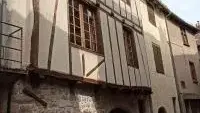 “Maison de charme à colombages au cœur d’Entraygues-sur-Truyère, dans une ruelle médiévale typique. Alliant authenticité et confort, cette maison est idéale pour découvrir le patrimoine aveyronnais et profiter de la douceur de la vallée du Lot. Parfaite pour un séjour en famille ou entre amis, elle vous plonge dans une atmosphère unique où histoire et convivialité se rencontrent.”