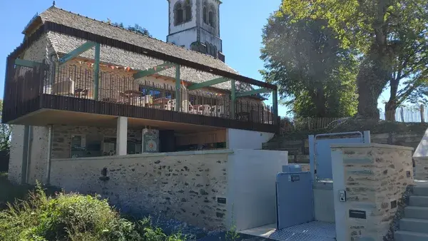 Terrasse du restaurant et accès Maison de la Réserve LPO