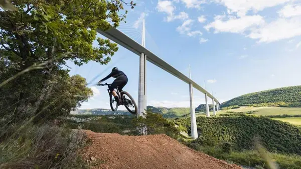 VTT Enduro sous le Viaduc de Millau