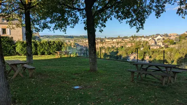 Aire de pique-nique de la place du Portalet Bozouls
