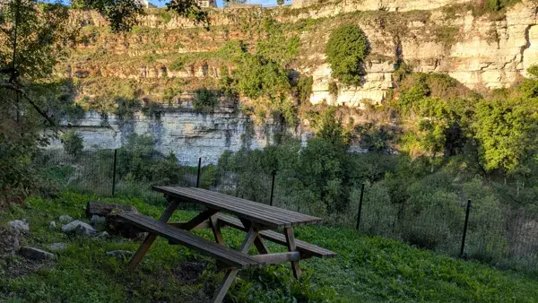 Aire de pique-nique de Sainte Fauste à Bozouls - Table du bas