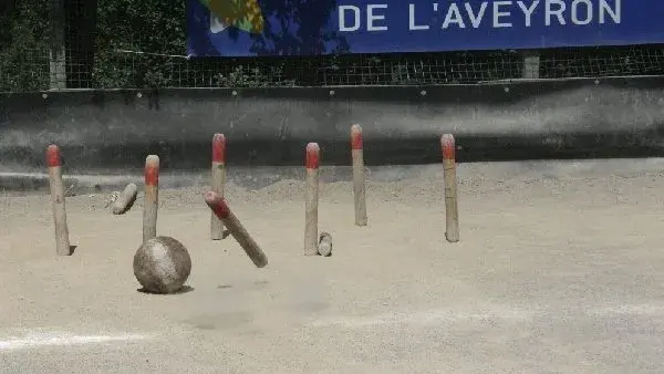 Les quilles de Huit (boule en action)