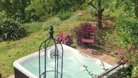 Le spa dans son écrin de verdure