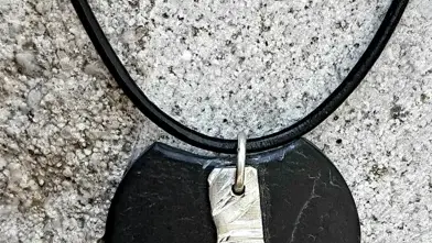 Pendentif alliant ardoise et argent