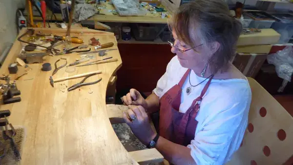 Artisane à l'établi de bijouterie