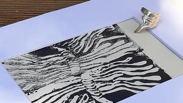 Gravure et sa bague en argent massif