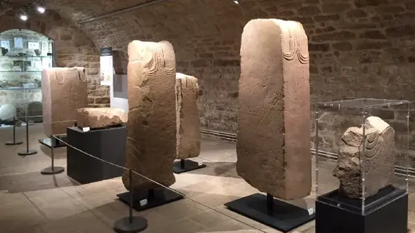 Héros de pierre (2016-2018)