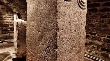 Héros de pierre (2016-2018)