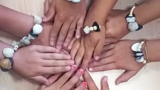 Confection de parures préhistoriques